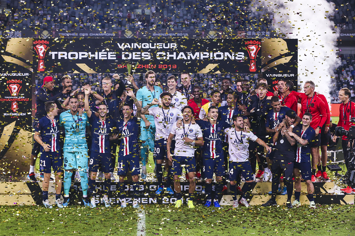 激烈对抗!高水平足球竞技持续 激烈对抗!高水平足球竞技持续