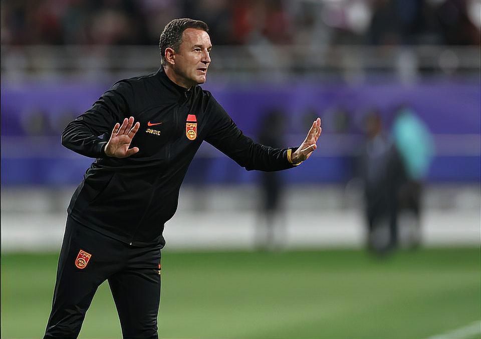 指导教练公开批评球员表现，遭到队内不满和质疑的简单介绍