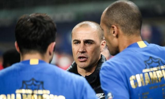 指导教练公开批评球员表现，遭到队内不满和质疑的简单介绍