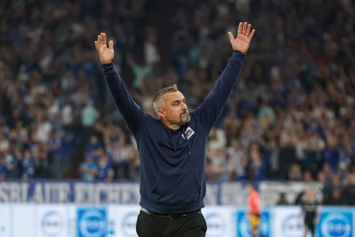 沙尔克主帅发怒,球队精神状态受挑战 沙尔克主帅发怒,球队精神状态受挑战