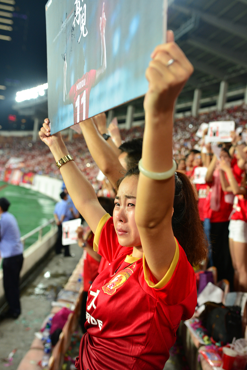 包含夺冠瞬间震撼全场,运动员泪洒赛场的词条 包含夺冠瞬间震撼全场,运动员泪洒赛场的词条