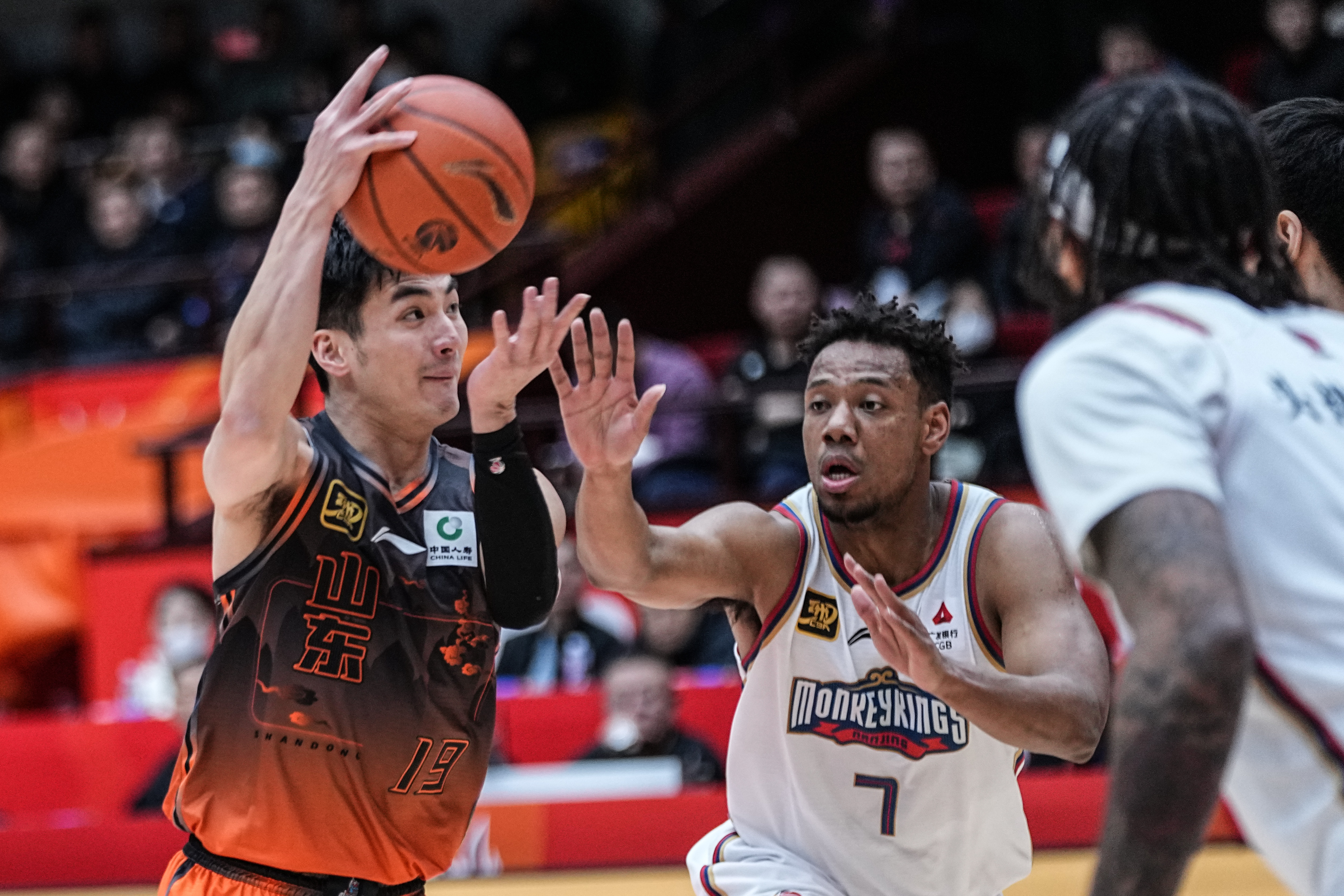 76人险胜山东队，麦科勒姆点燃赛场