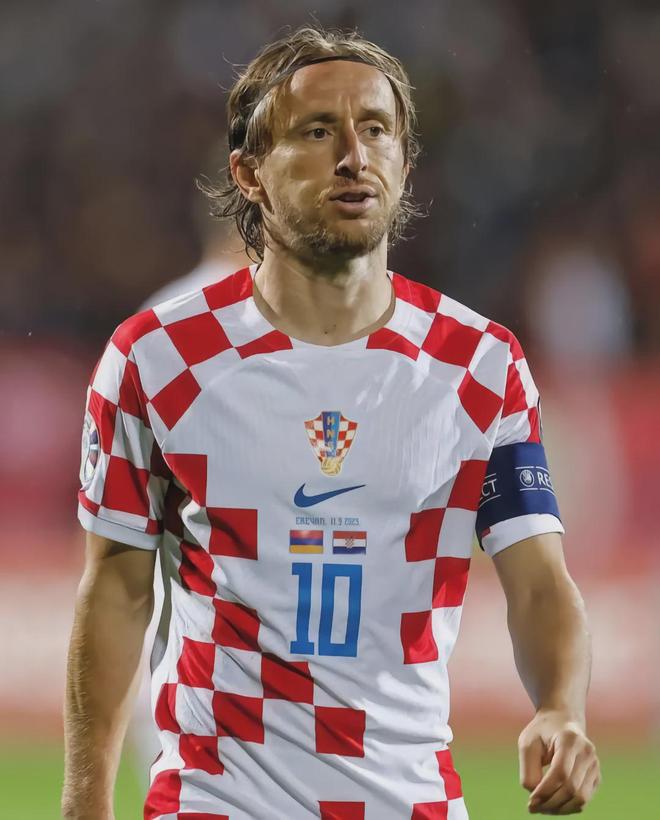 波兰险胜韩国，莫德里奇点燃赛场