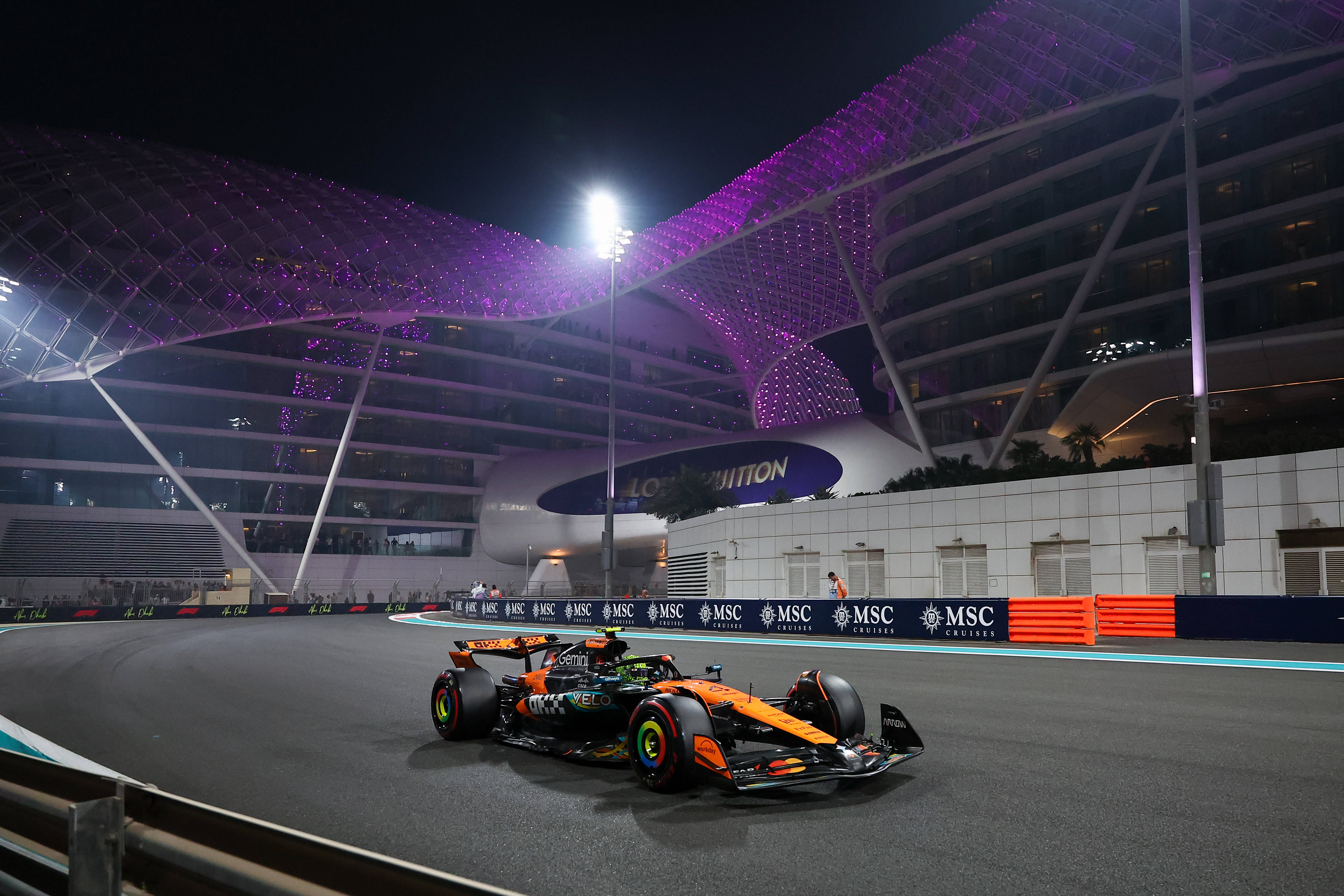 关于雷诺车队翻盘梅赛德斯，维斯塔潘统治全场的信息