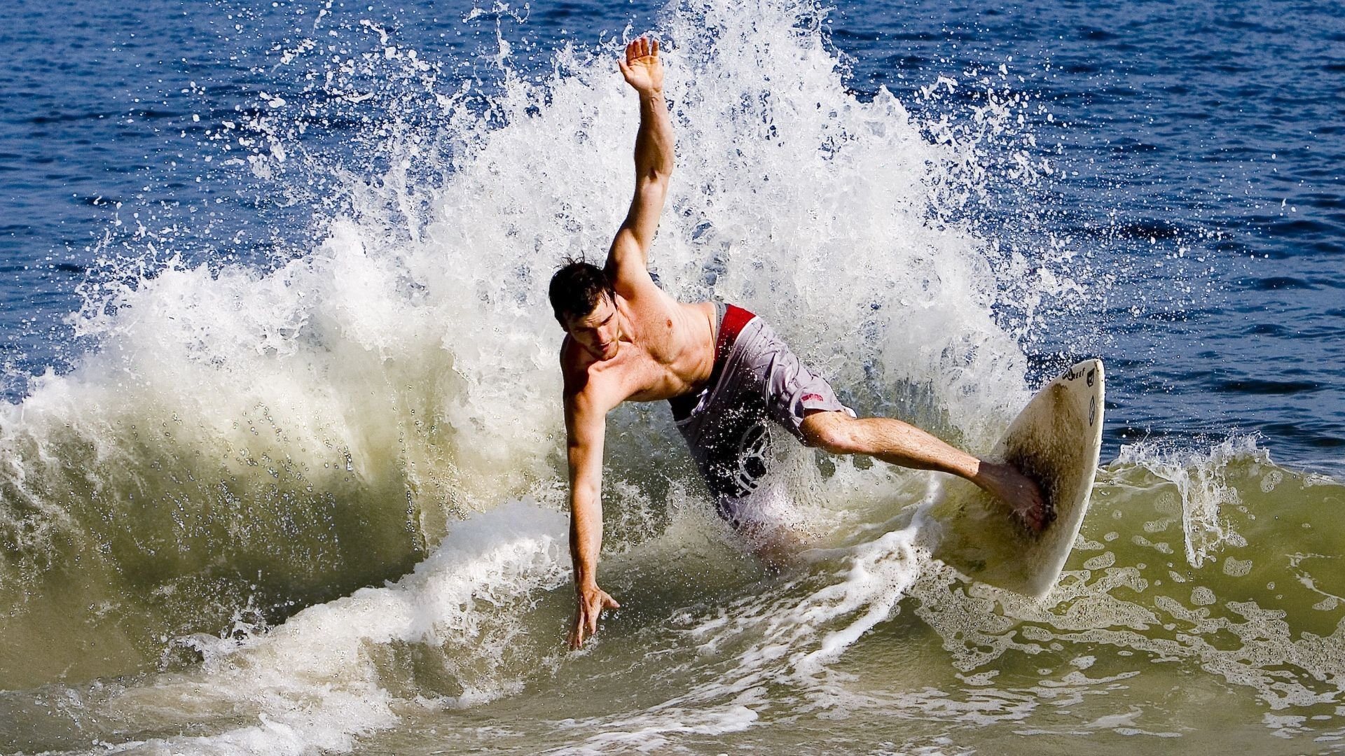 威尔士连续得分压制沙特，马丁内利成为关键先生