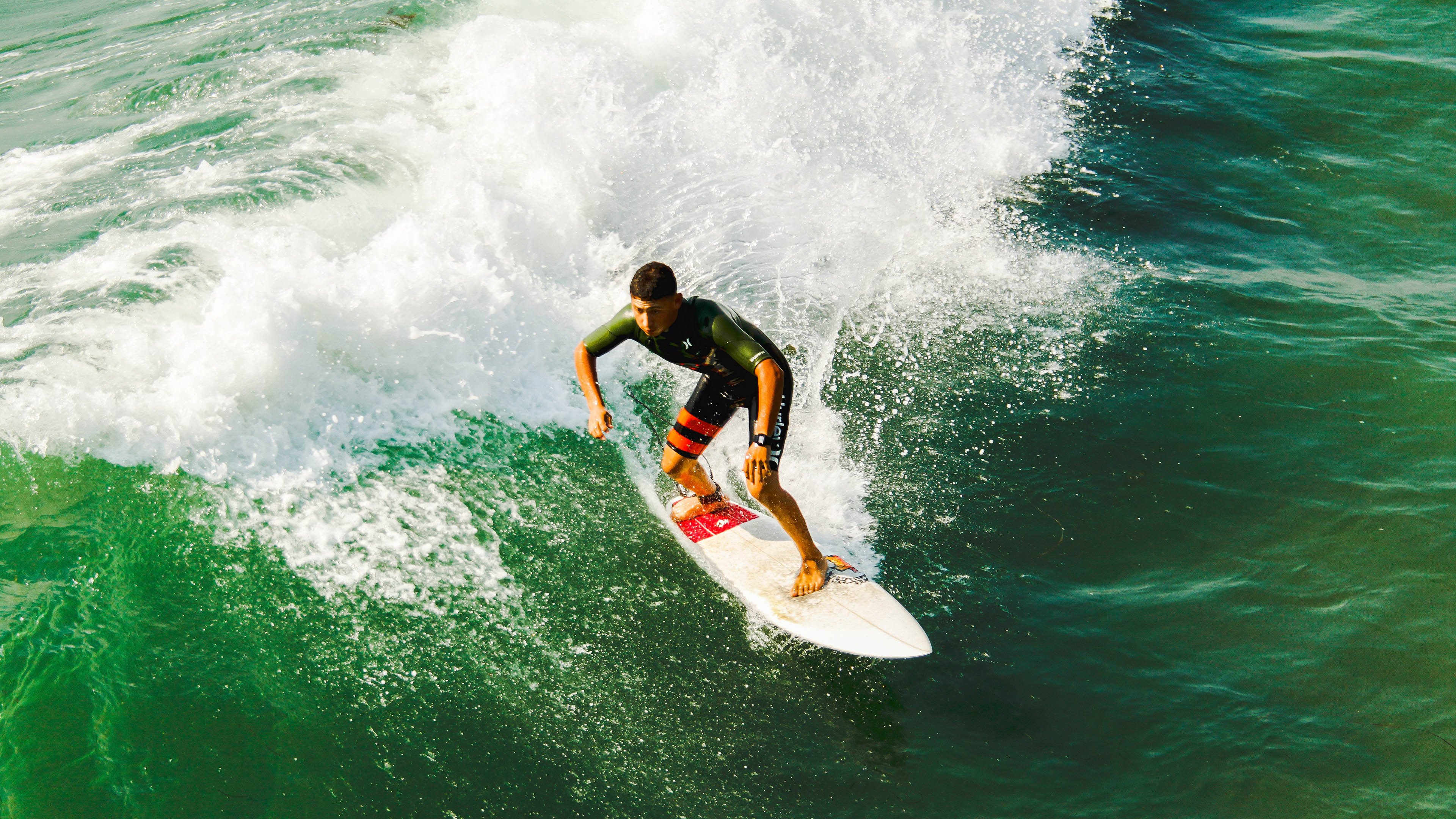 双重战场，从巴黎到球场，火力压制与个人英雄主义的交响